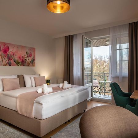 Holdvirag Hotel Sarvar Quarto foto