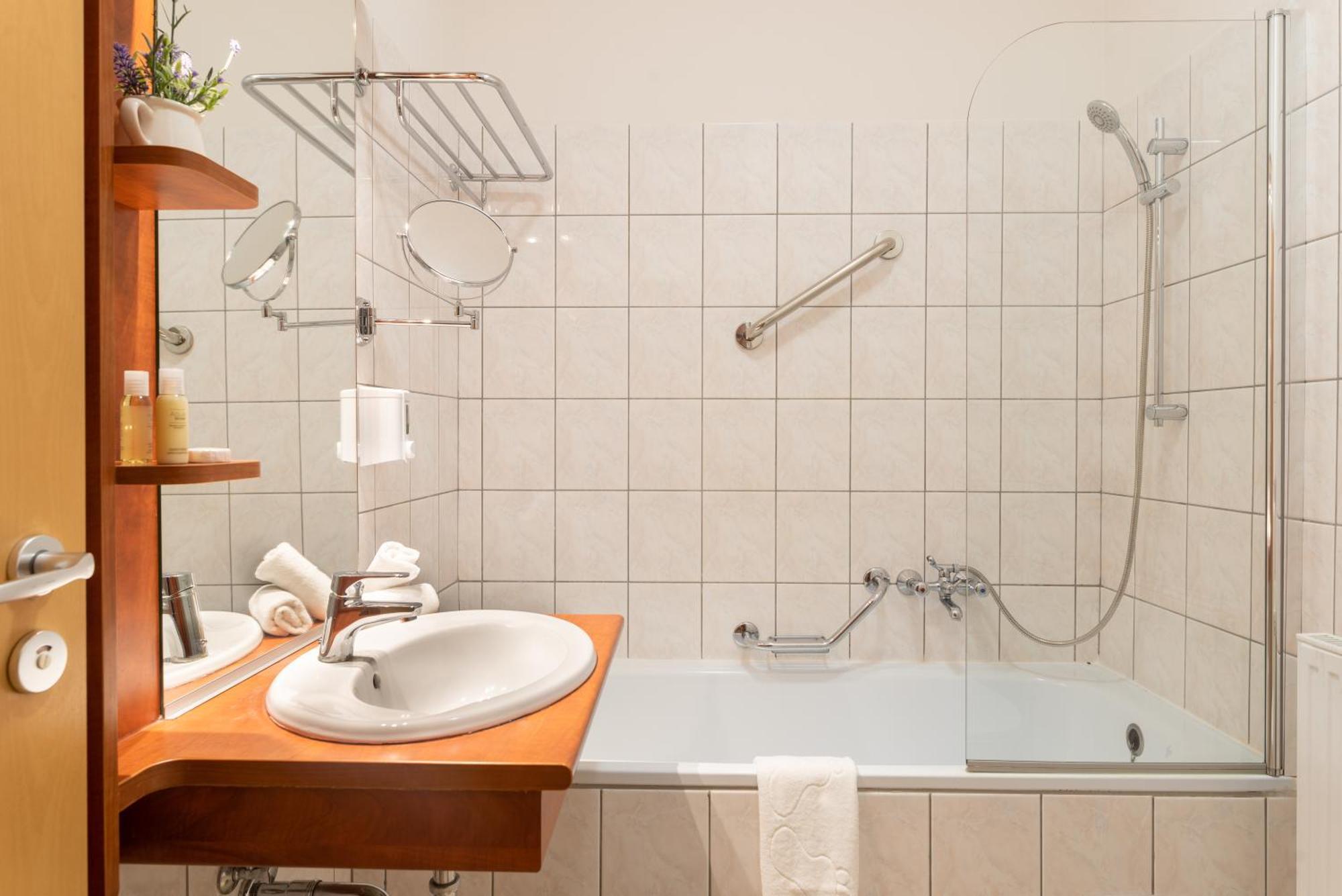 Holdvirag Hotel Sarvar Quarto foto