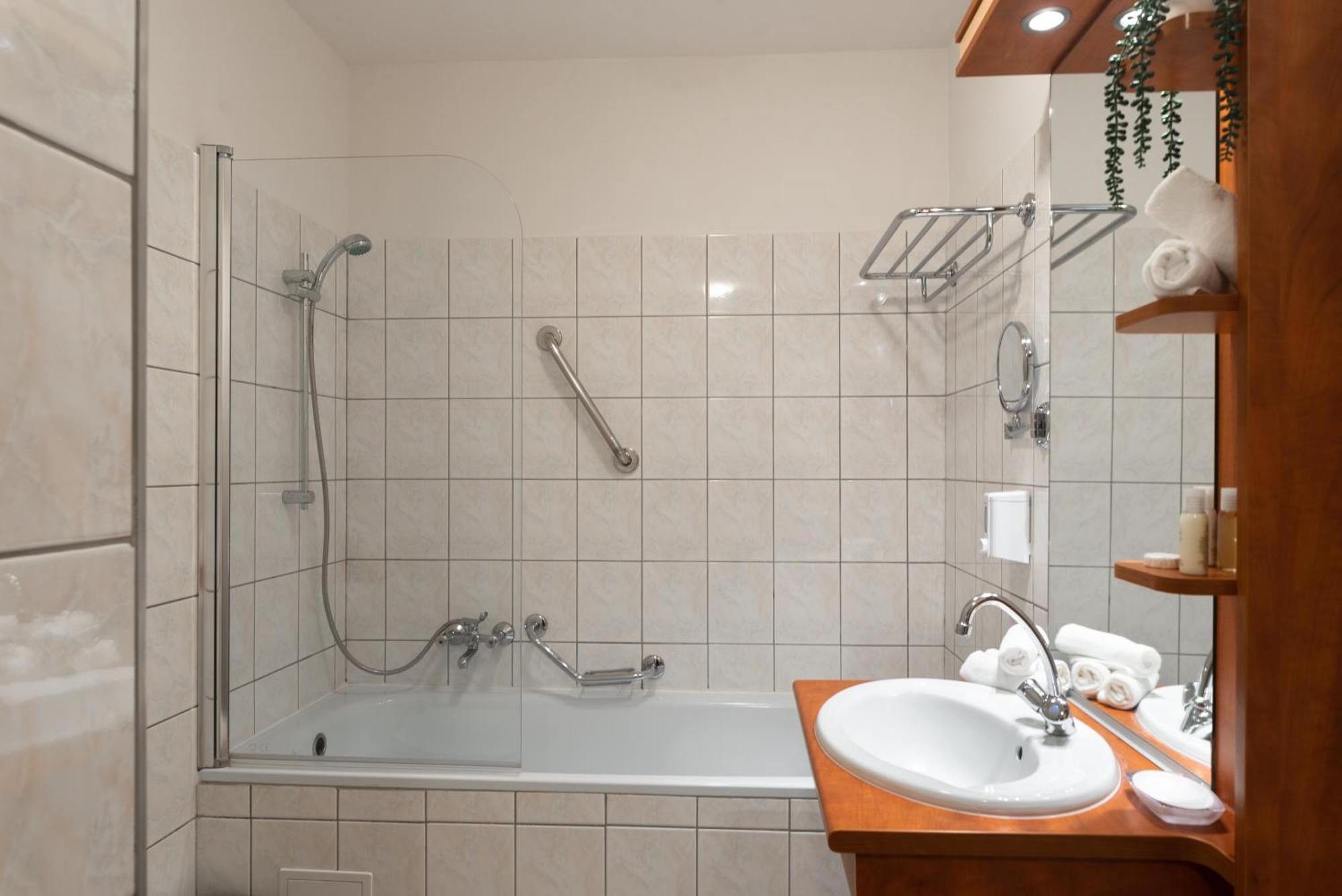 Holdvirag Hotel Sarvar Quarto foto
